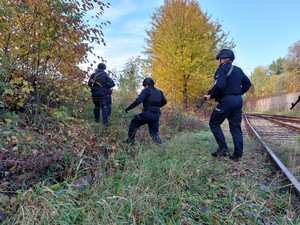 policjanci podczas ćwiczeń na terenie rafinerii w Jedliczu