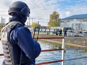 policjanci podczas ćwiczeń na terenie rafinerii w Jedliczu