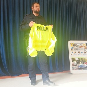 policjant podczas spotkania profilaktycznego z przedszkolakami