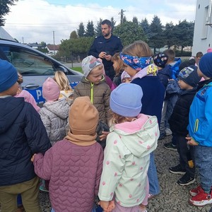 policjant podczas spotkania profilaktycznego z przedszkolakami