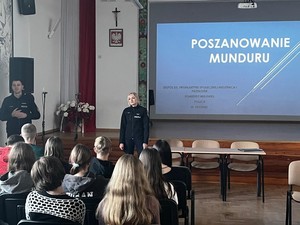 młodzież podczas zajęć prowadzonych przez policjantów