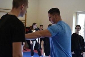 młodzież podczas zajęć prowadzonych przez policjantów