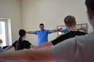 młodzież podczas zajęć prowadzonych przez policjantów