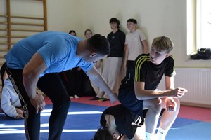 młodzież podczas zajęć prowadzonych przez policjantów