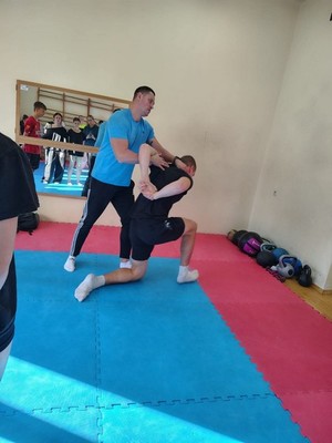 młodzież podczas zajęć prowadzonych przez policjantów