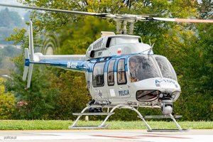 policyjny śmigłowiec nad płytą lądowiska