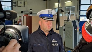 policjant ruchu drogowego podczas spotkania z dziennikarzami