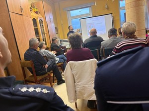 uczestnicy debaty dla seniorów podczas spotkania