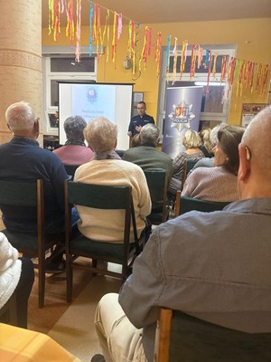 uczestnicy debaty dla seniorów podczas spotkania