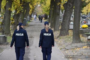 dwie policjantki podczas patrolu cmentarza