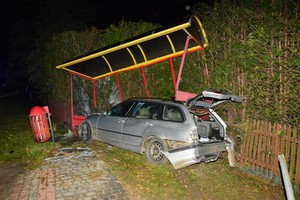 uszkodzenia powypadkowe bmw oraz przystanku autobusowego w Posadzie Górnej