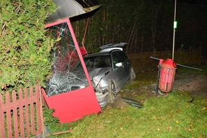 uszkodzenia powypadkowe bmw oraz przystanku autobusowego w Posadzie Górnej