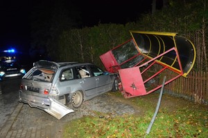 uszkodzenia powypadkowe bmw oraz przystanku autobusowego w Posadzie Górnej