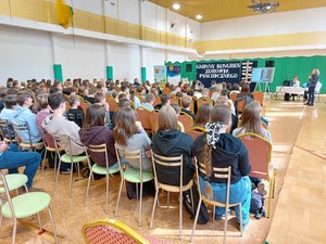 Uczestnicy konferencji organizowanej w miejscowości Rogi. Wśród nich dwóch policjantów
