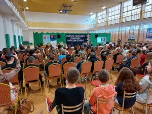 Uczestnicy konferencji organizowanej w miejscowości Rogi. Wśród nich dwóch policjantów