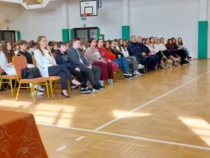 Uczestnicy konferencji organizowanej w miejscowości Rogi. Wśród nich dwóch policjantów