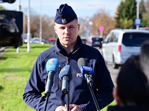 policjant podczas spotkania z dziennikarzami