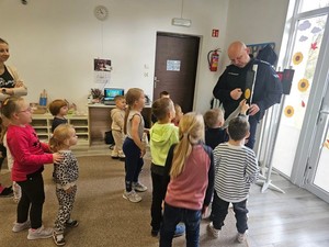 policjanci podczas spotkania z przedszkolakami