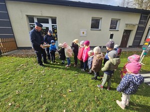 policjanci podczas spotkania z przedszkolakami