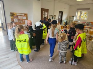 policjanci podczas spotkania z przedszkolakami