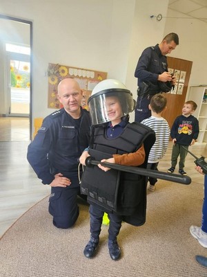 policjanci podczas spotkania z przedszkolakami