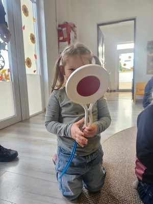 policjanci podczas spotkania z przedszkolakami