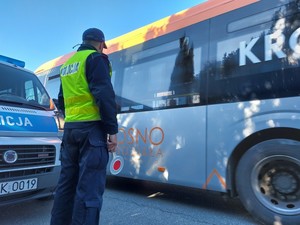 policjanci podczas działań związanych z obchodami &quot;Wszystkich Świętych&quot;