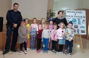 policjant podczas spotkania z dziećmi