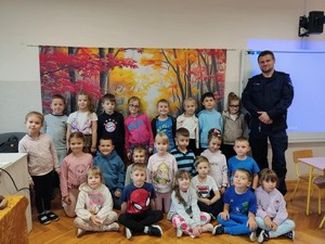 policjant podczas spotkania z dziećmi
