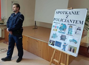 policjant podczas spotkania z dziećmi