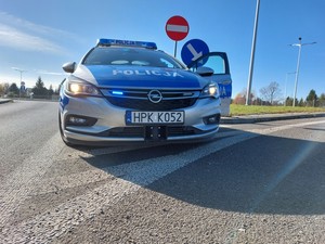 policyjny radiowóz z włączonymi światłami błyskowymi