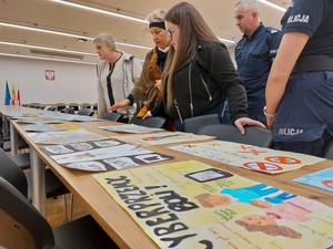 prace konkursowe o tematyce bezpieczeństwa wakacyjnego oraz ich twórcy