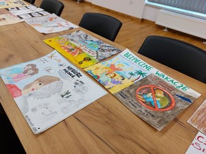 prace konkursowe o tematyce bezpieczeństwa wakacyjnego oraz ich twórcy