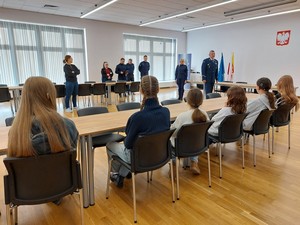 prace konkursowe o tematyce bezpieczeństwa wakacyjnego oraz ich twórcy