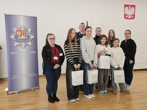 prace konkursowe o tematyce bezpieczeństwa wakacyjnego oraz ich twórcy