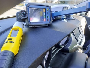 urządzenie do badania stanu trzeźwości we wnętrzu radiowozu, obok miernik prędkości