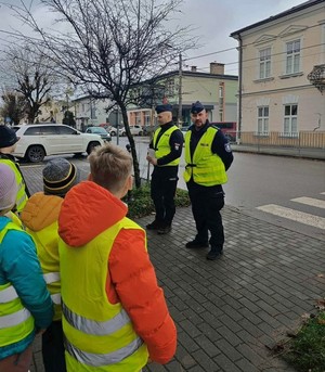 policjanci podczas spotkania profilaktycznego z dziećmi