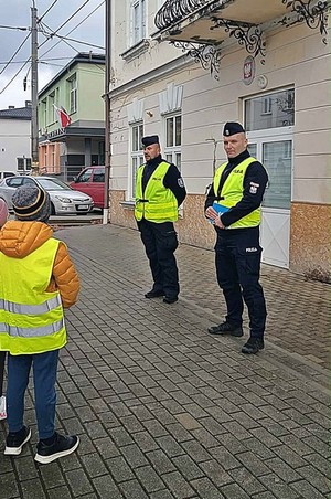 policjanci podczas spotkania profilaktycznego z dziećmi