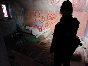 dzielnicowi podczas kontroli pustostanów