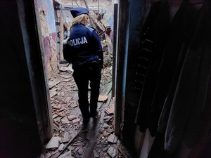 dzielnicowi podczas kontroli pustostanów