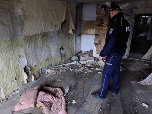 dzielnicowi podczas kontroli pustostanów