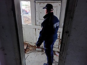 dzielnicowi podczas kontroli pustostanów