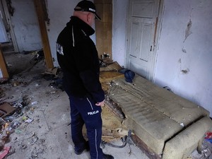 dzielnicowi podczas kontroli pustostanów