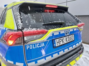 tylna część policyjnego radiowozu