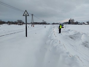 policjanci podczas patrolu obszarów kolejowych