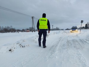 policjanci podczas patrolu obszarów kolejowych