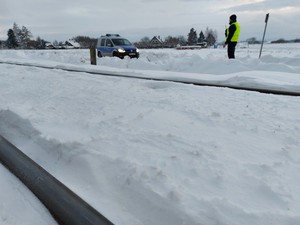 policjanci podczas patrolu obszarów kolejowych