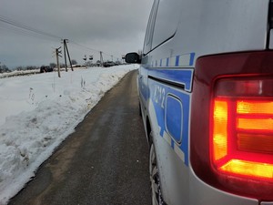 policjanci podczas patrolu obszarów kolejowych