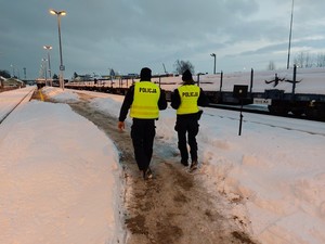 policjanci podczas patrolu obszarów kolejowych