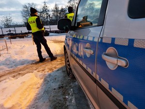 policjanci podczas patrolu obszarów kolejowych